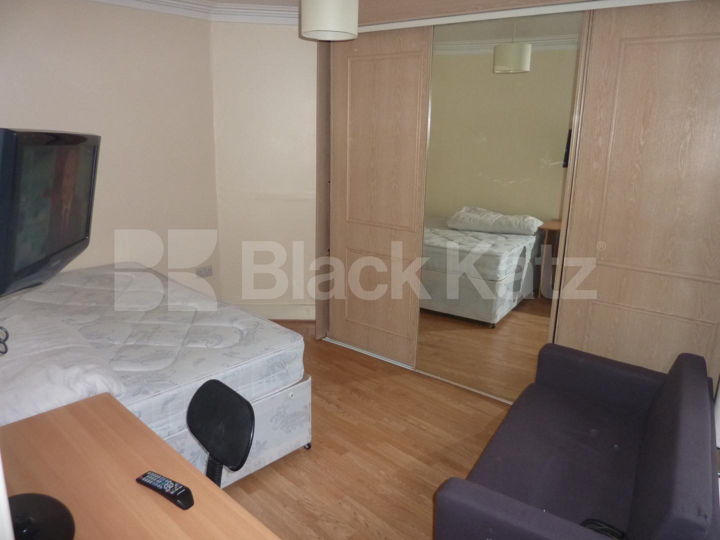 			4 Bedroom, 1 bath, 1 reception Flat			 Brewer Street, PICCADILLY CIRCUS -SOHO